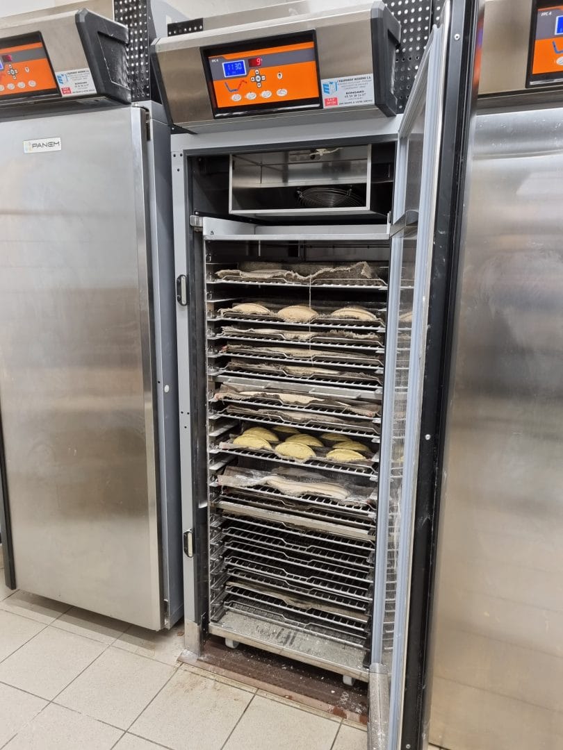 Armoire de fermentation contrôlée à chariot ouverte dans une boulangerie